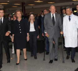 Sus Majestades los Reyes junto al presidente de la Xunta de Galicia y la ministra de Fomento, a su llagada al Centro Hospitalario Universitario de San